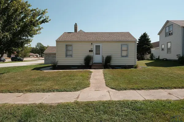 452 1st Avenue NW, Sioux Center, IA 51250