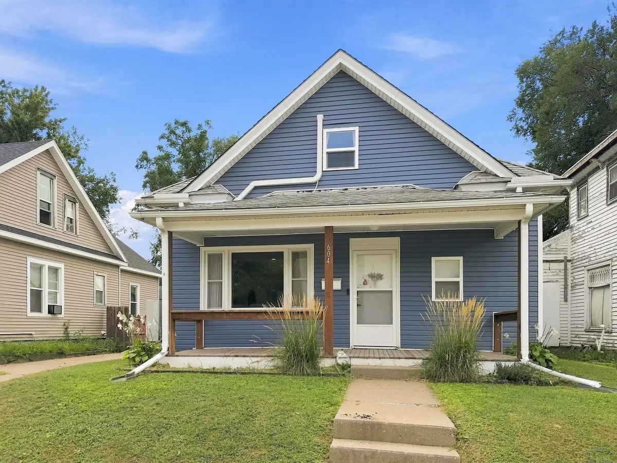 604 W 3rd St, Sioux City, IA 51103 - #1