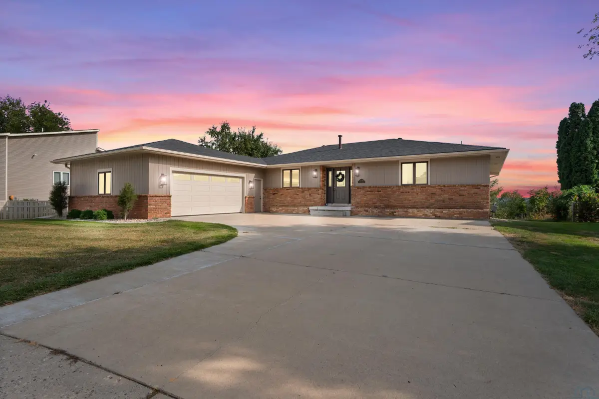 1556 Crestview Dr, Vermillion, SD 57069 - #1