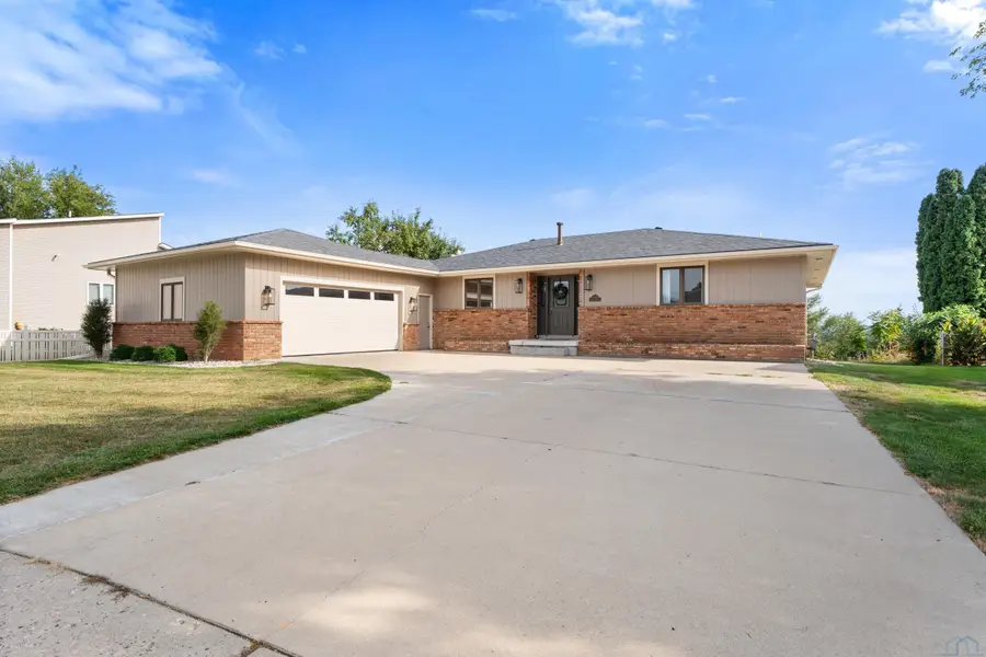 1556 Crestview Dr, Vermillion, SD 57069 - #2