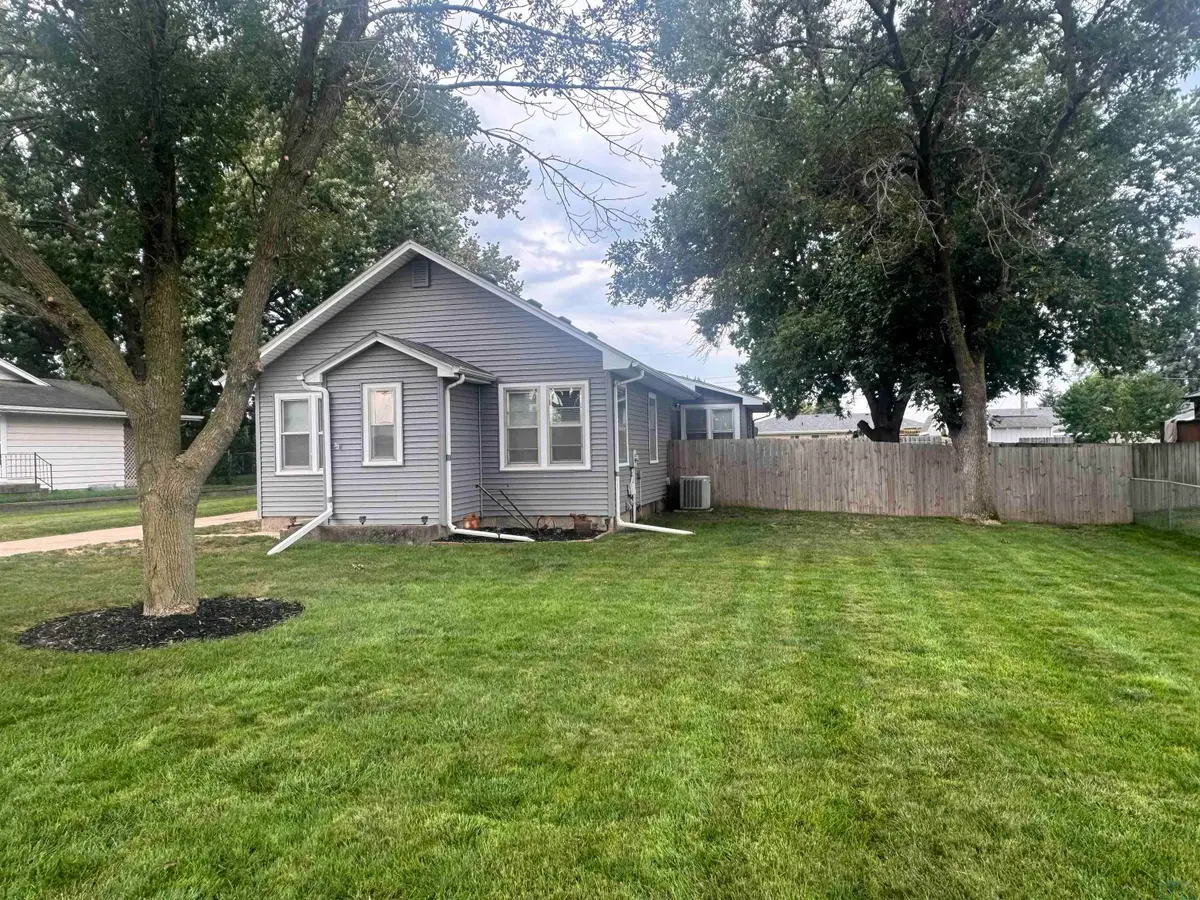 3227 S Lakeport St, Sioux City, IA 51106 - #1