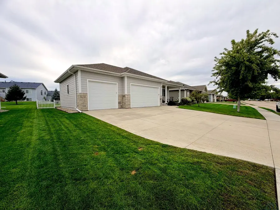 656 Prairie Blvd, Dakota Dunes, SD 57049 - #2