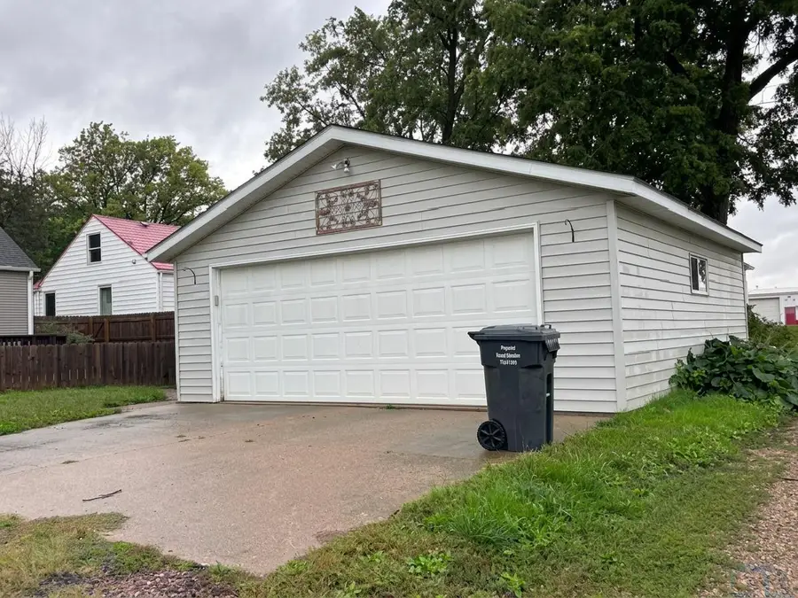 1007 S 2nd Avenue, Rock Rapids, IA 51246 - #3