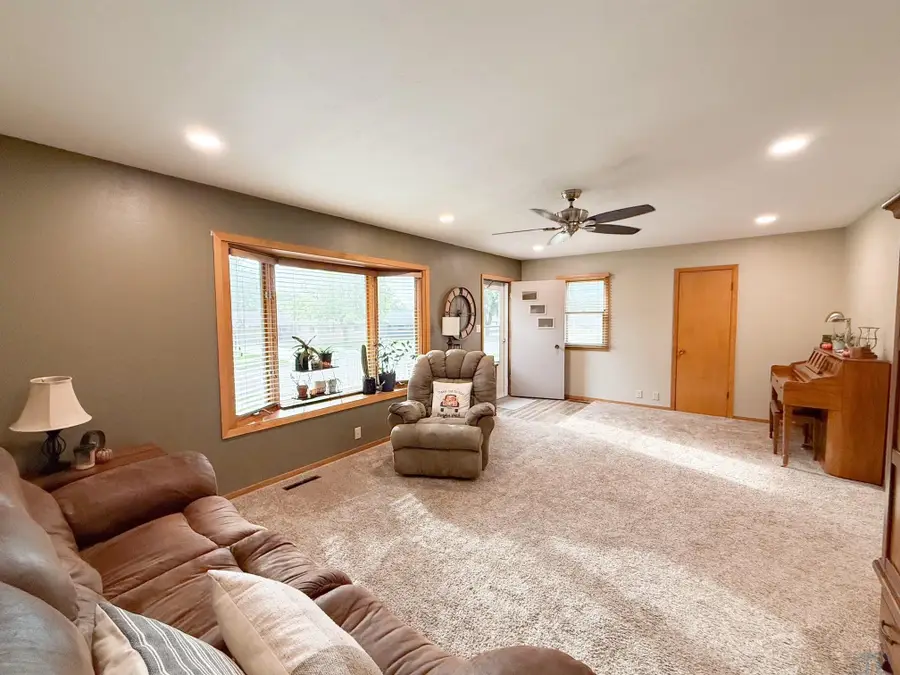 1105 S Marshall St, Rock Rapids, IA 51246 - #3