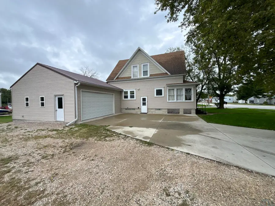 803 W Milwaukee Ave, Storm Lake, IA 50588 - #3