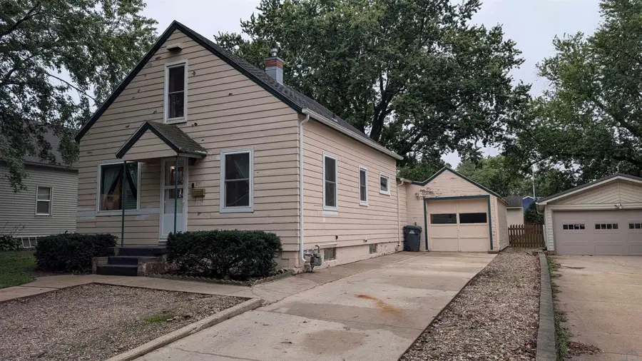 871 1ST AVE SE, Sioux Center, IA 51250 - #2