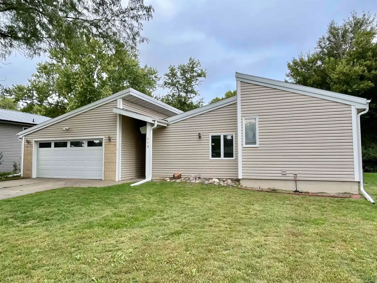 203 Willow Ct., Elk Point, SD 57025 - #1