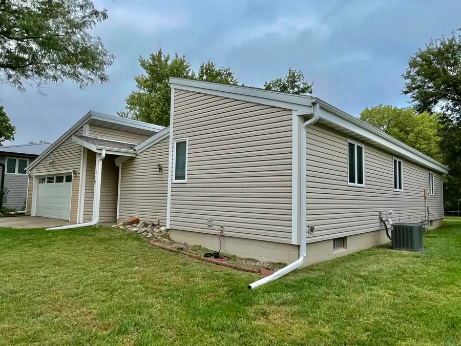203 Willow Ct., Elk Point, SD 57025 - #2