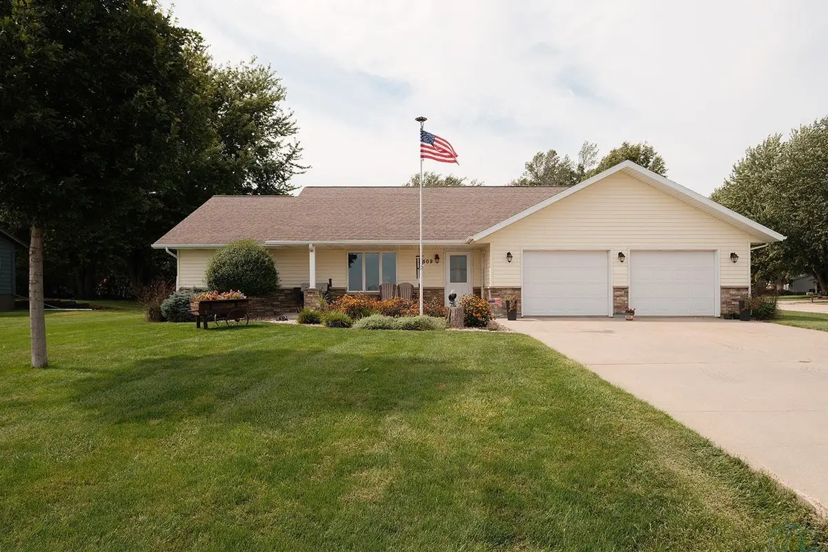 509 13th Avenue NE, Sioux Center, IA 51250 - #1