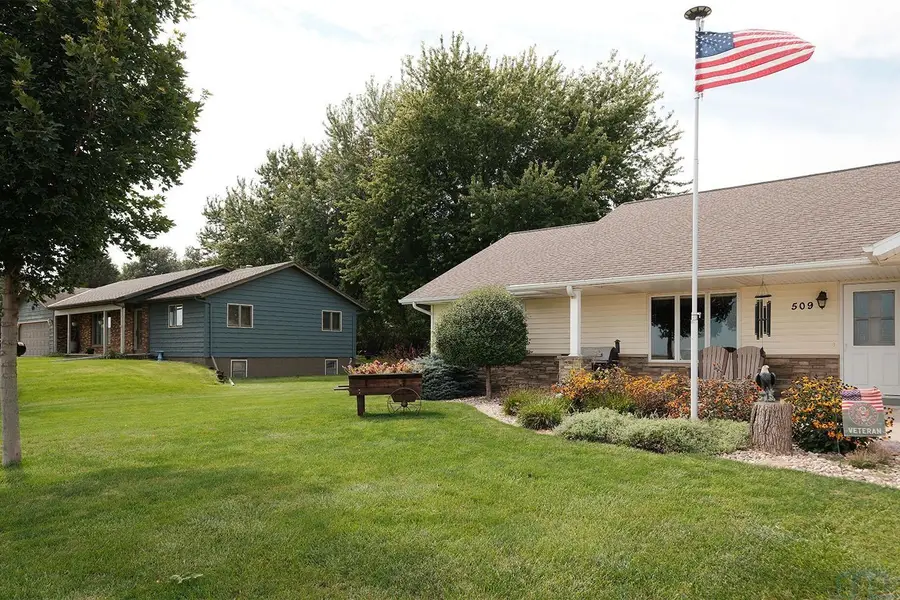 509 13th Avenue NE, Sioux Center, IA 51250 - #2