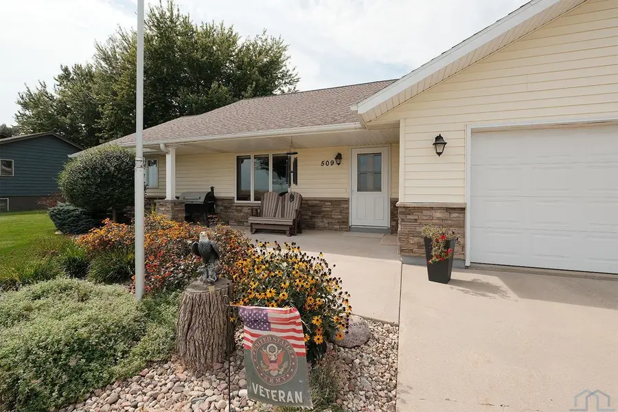 509 13th Avenue NE, Sioux Center, IA 51250 - #3