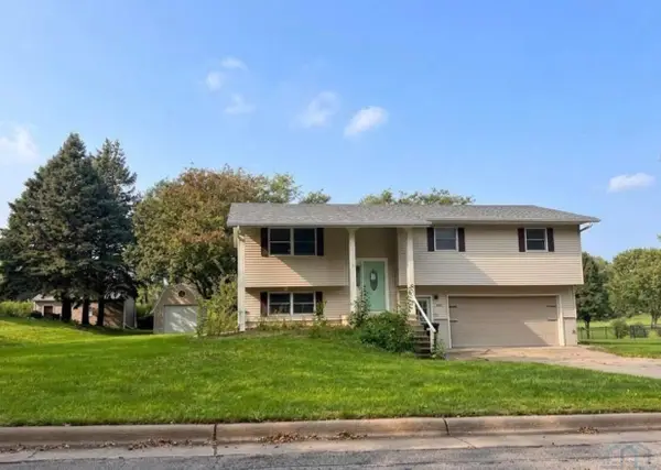 881 Country Club Dr, Akron, IA 51001