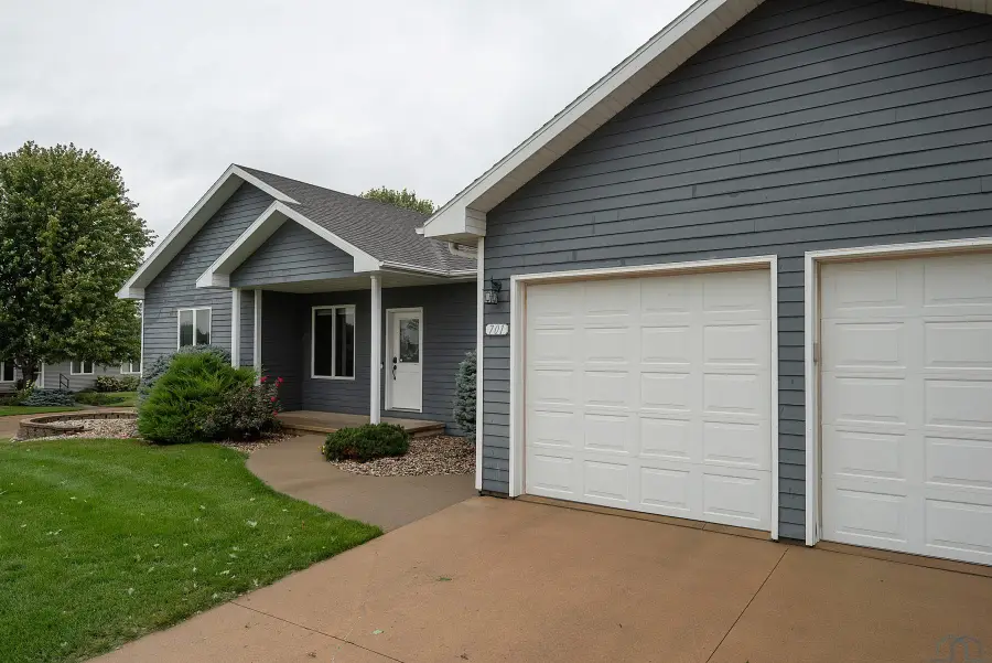 701 11TH ST SE, Orange City, IA 51041 - #2
