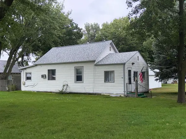 103 Hanover St., Holstein, IA 51025