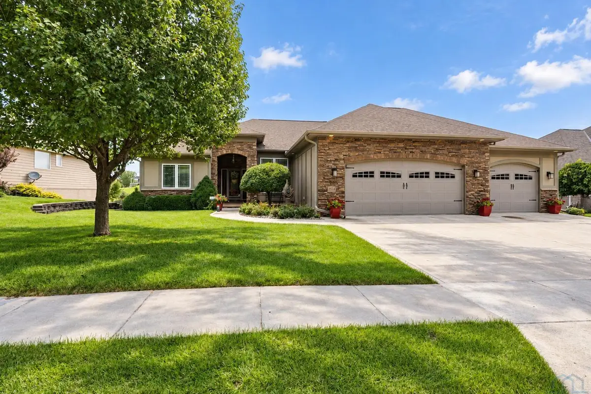 2524 Castles Gate Dr, Sioux City, IA 51106 - #1