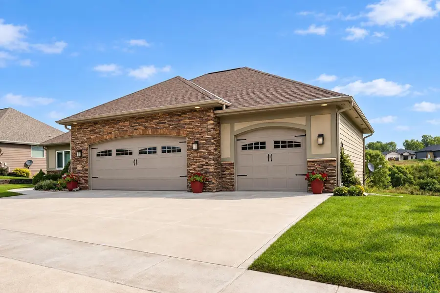 2524 Castles Gate Dr, Sioux City, IA 51106 - #2