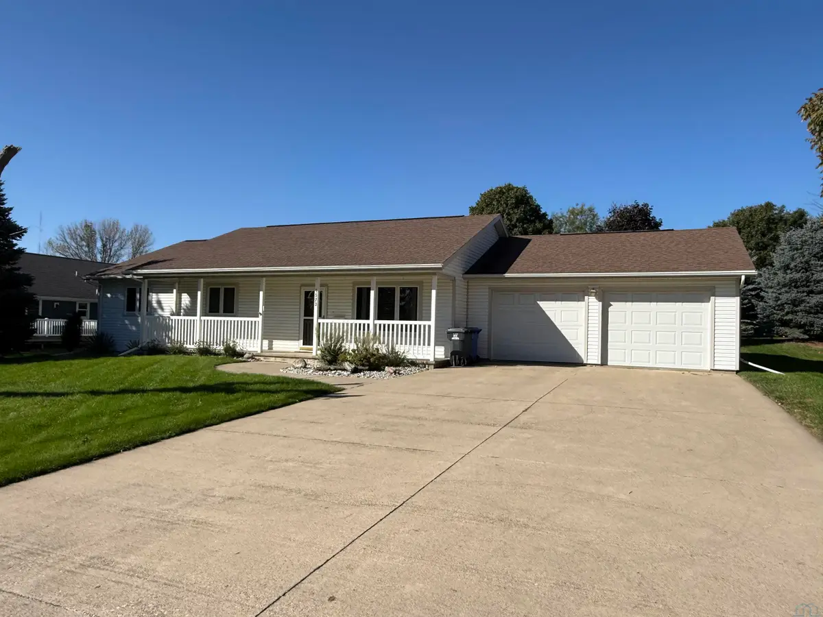 1573 5th Ave SE, Sioux Center, IA 51250 - #1