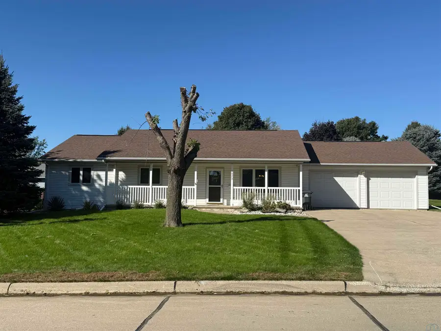 1573 5th Ave SE, Sioux Center, IA 51250 - #2