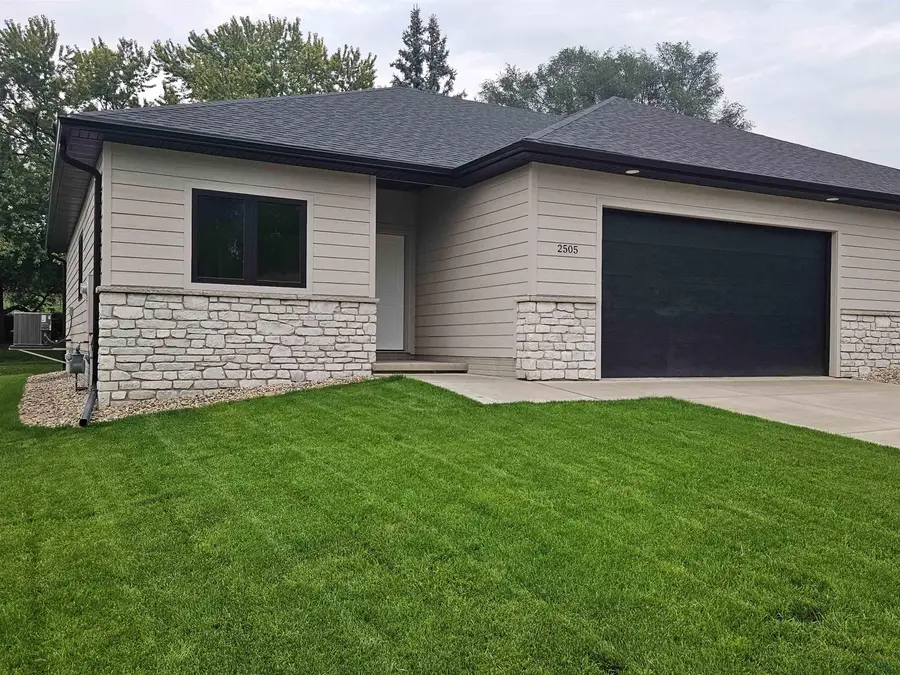 2505 Hinrich Ct, Sioux City, IA 51103 - #2