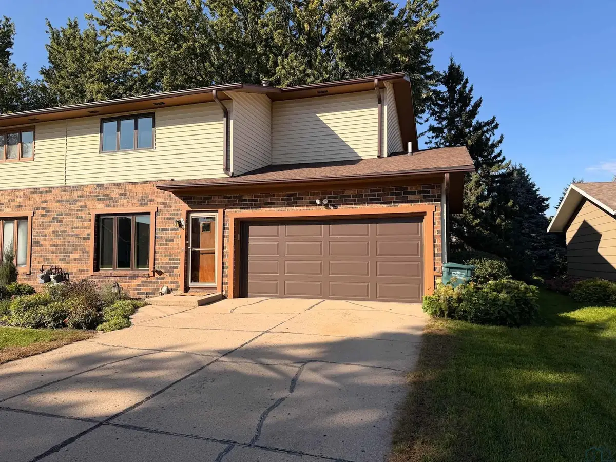 803 4th St NW, Orange City, IA 51041 - #1