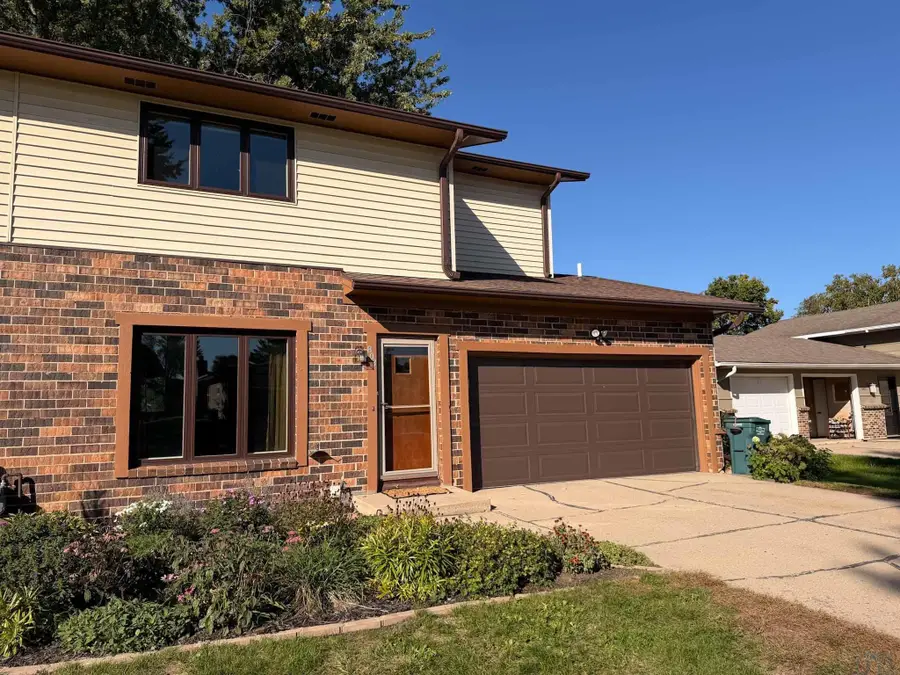 803 4th St NW, Orange City, IA 51041 - #2