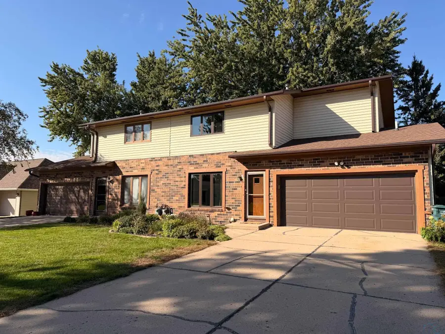 803 4th St NW, Orange City, IA 51041 - #3