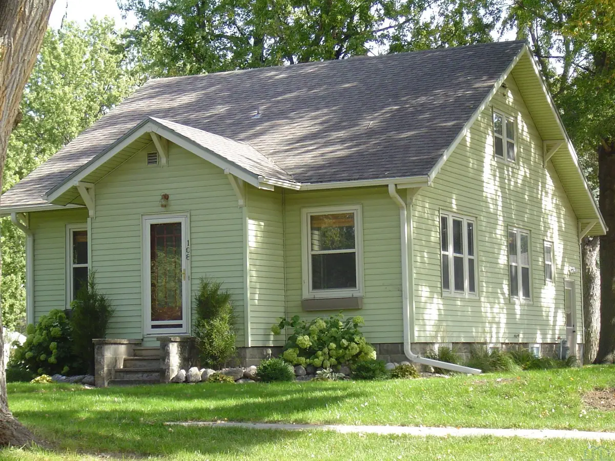 108 3rd Ave NE, Sioux Center, IA 51250 - #1