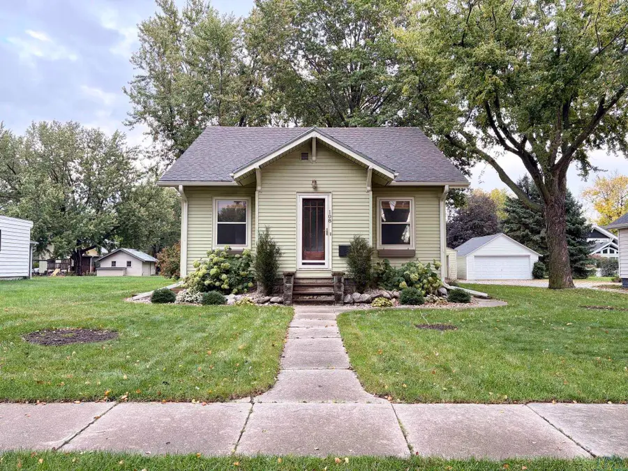 108 3rd Ave NE, Sioux Center, IA 51250 - #2