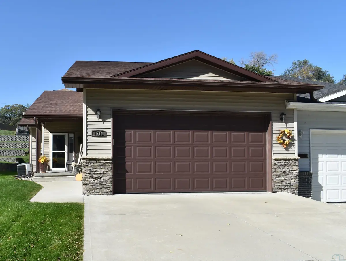 1711 S Saint Aubin St, Sioux City, IA 51106 - #1
