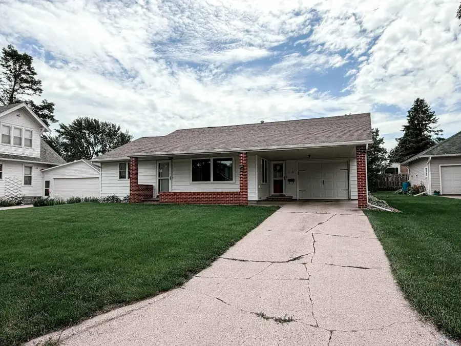 218 4th St NE, Orange City, IA 51041 - #2