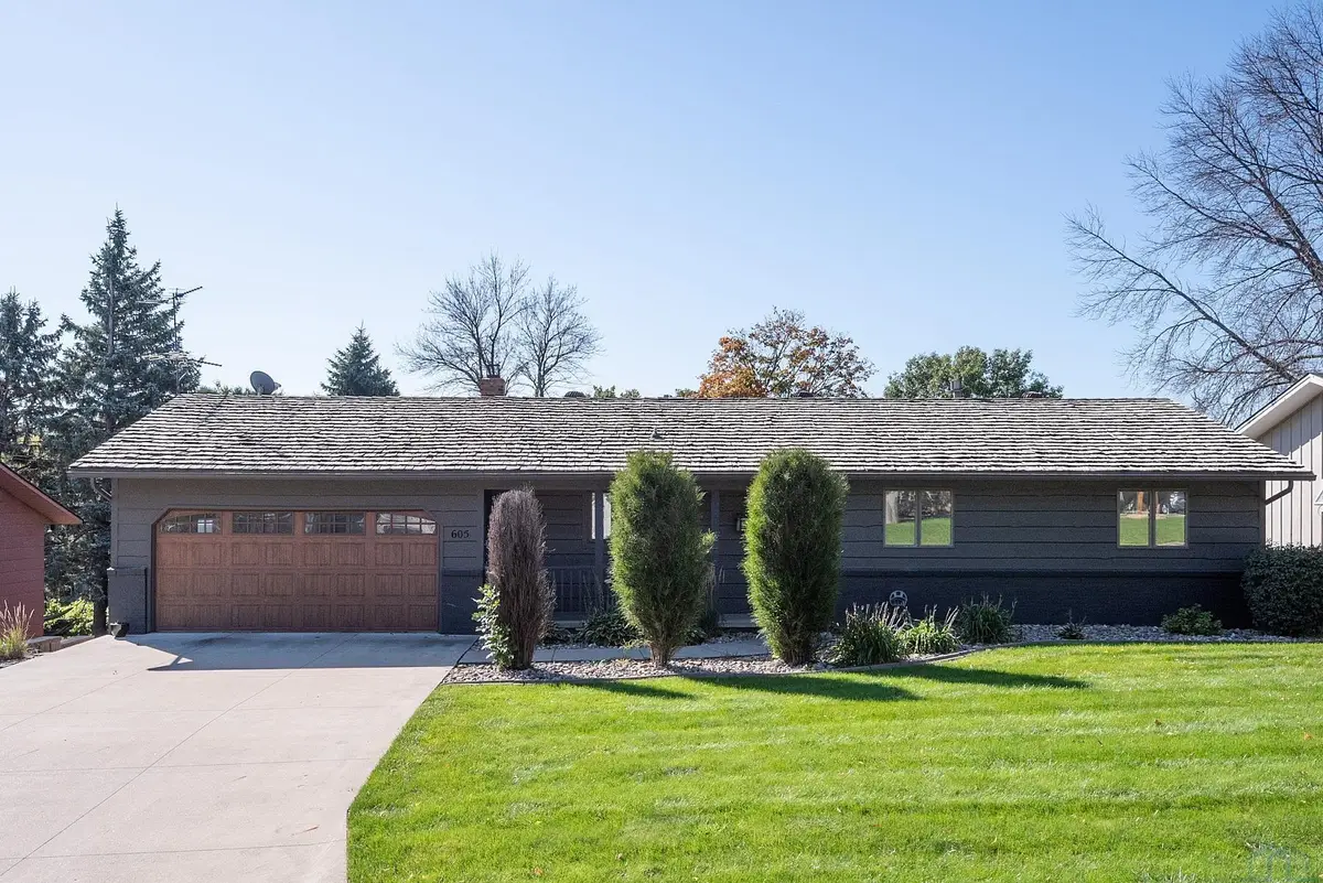 605 AMSTERDAM DR SE, Orange City, IA 51041 - #1