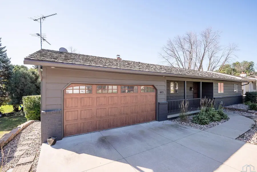 605 AMSTERDAM DR SE, Orange City, IA 51041 - #2