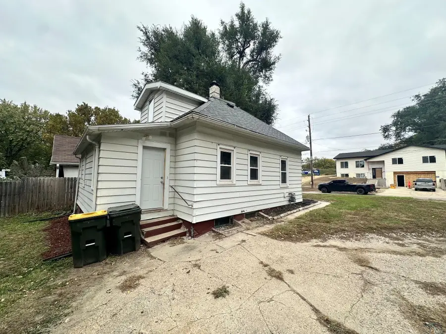 1005 S FAIRMOUNT ST, Sioux City, IA 51106 - #3