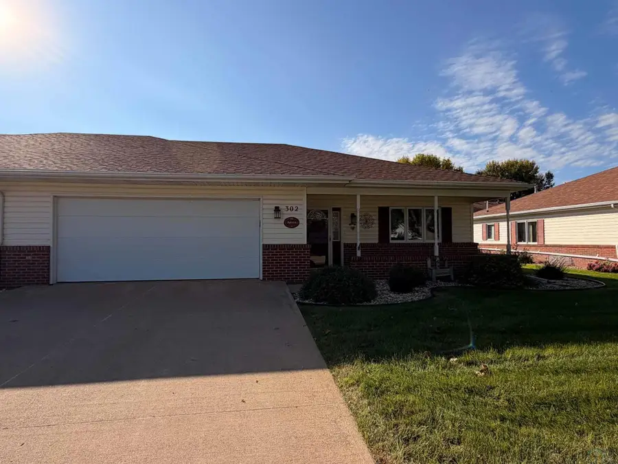 302 Juneau Ave SE, Orange City, IA 51041 - #2