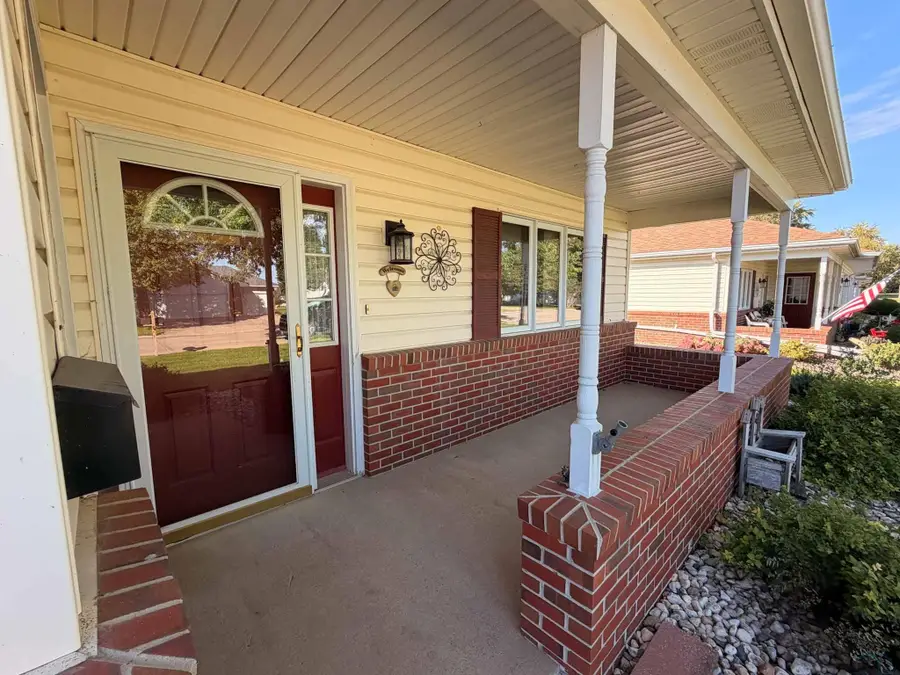 302 Juneau Ave SE, Orange City, IA 51041 - #3