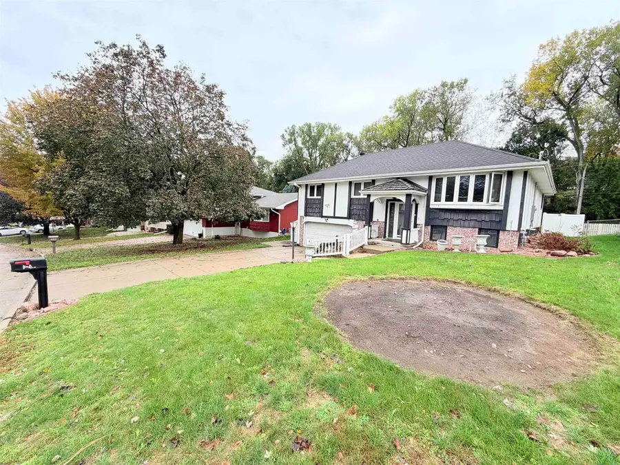 3245 Viking Dr., Sioux City, IA 51104 - #3