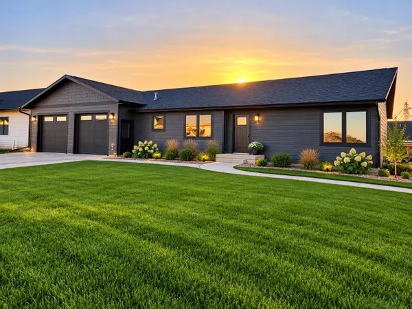 2103 Elm St., Hull, IA 51239