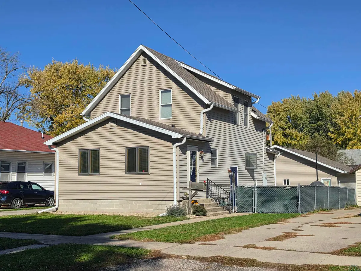 917 8TH ST, Sheldon, IA 51201 - #1