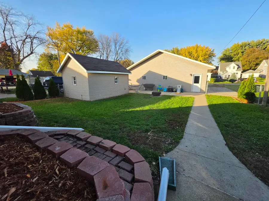 917 8TH ST, Sheldon, IA 51201 - #3