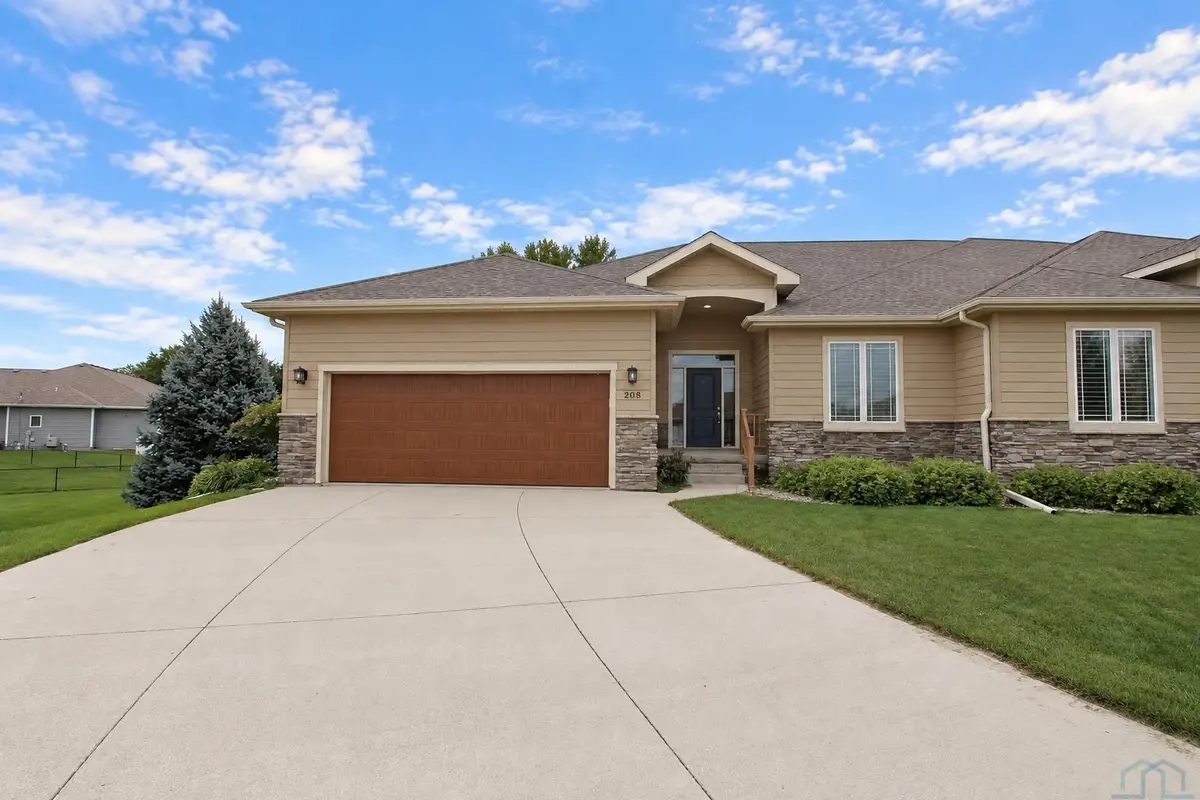 208 S Churchill Cir, North Sioux City, SD 57049 - #1