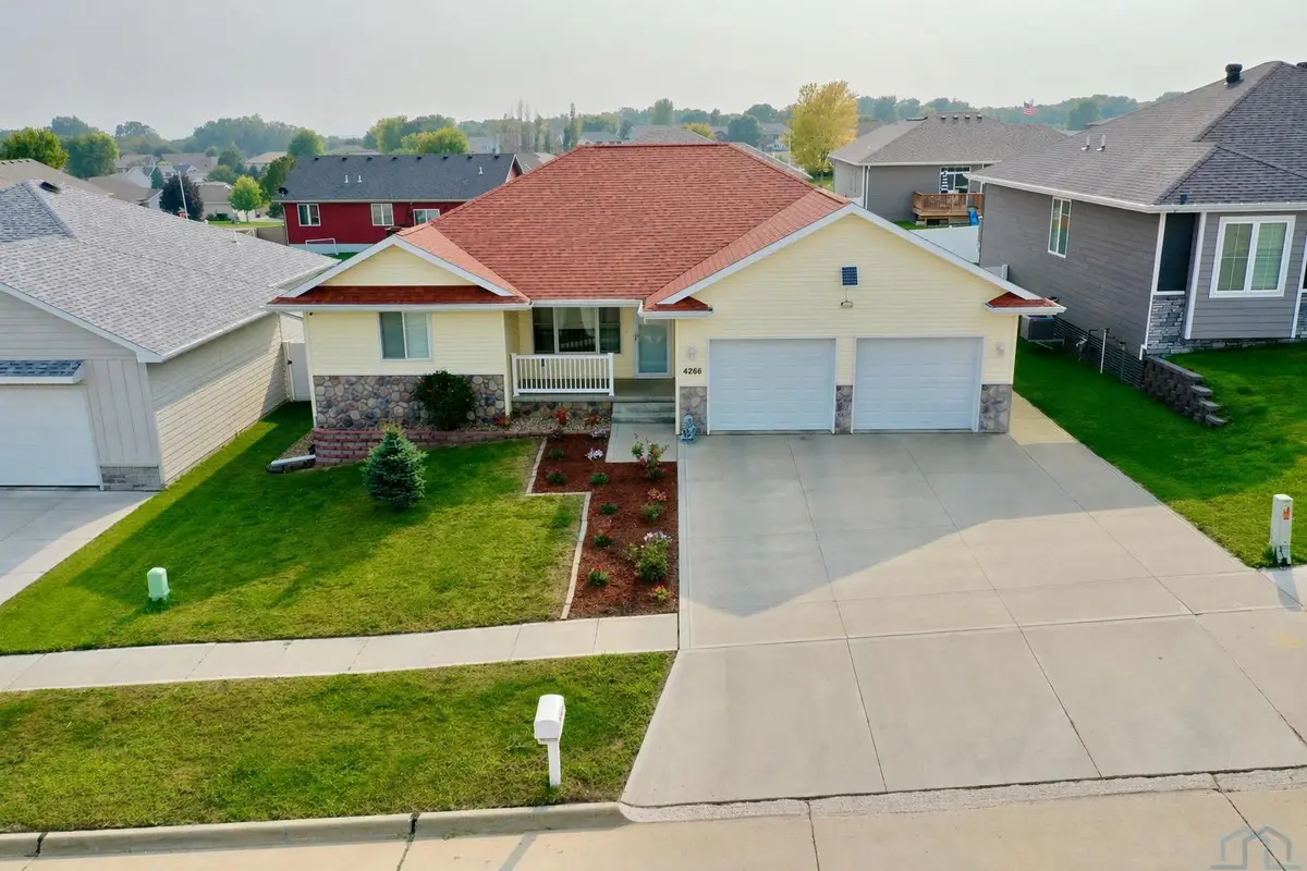 4266 Fieldcrest Dr, Sioux City, IA 51103 - #1