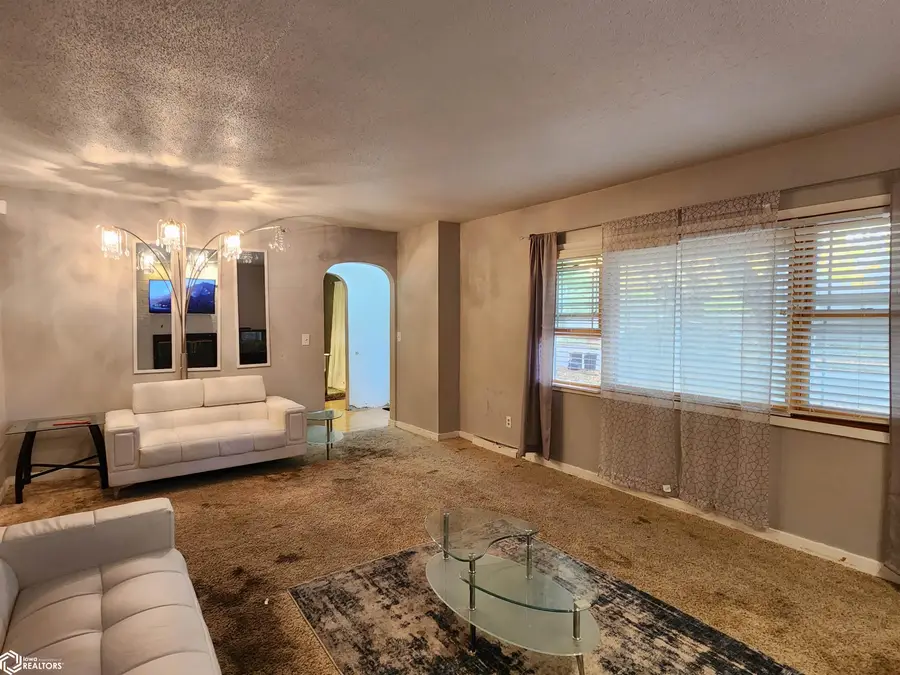 633 S Rhode Island Avenue, Mason City, IA 50401 - #3