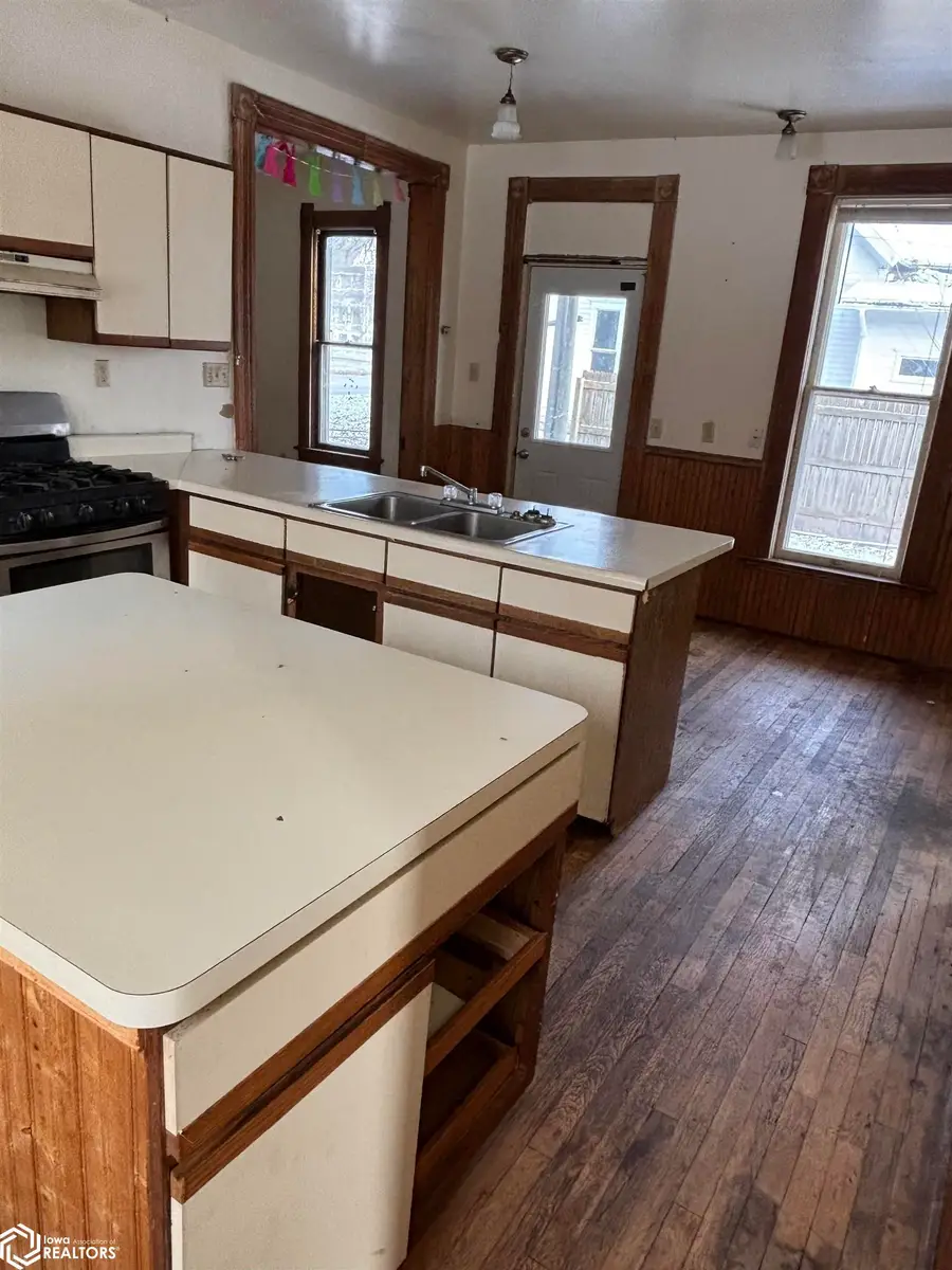 304 E Burlington Avenue, Fairfield, IA 52556 - Image #2