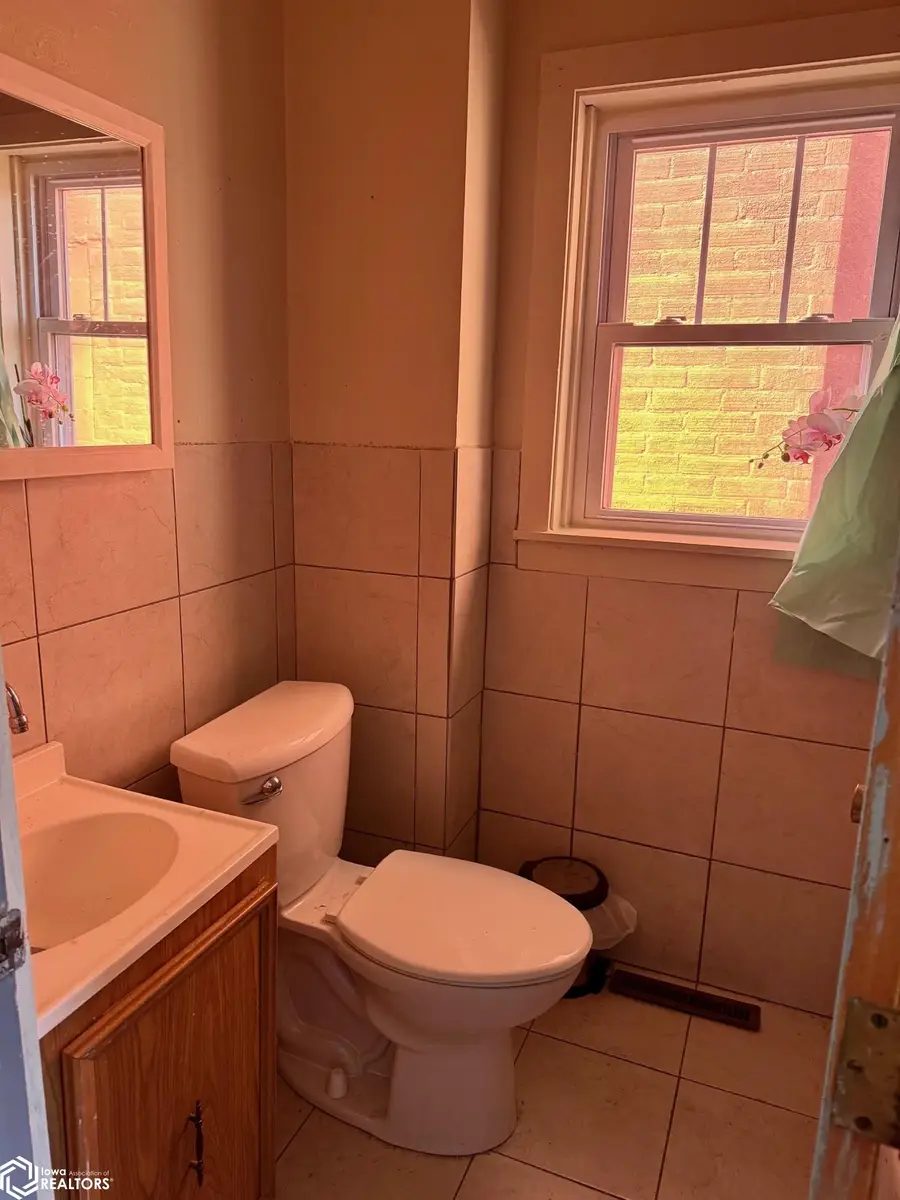 215 E Jefferson Street, Bloomfield, IA 52537 - #3