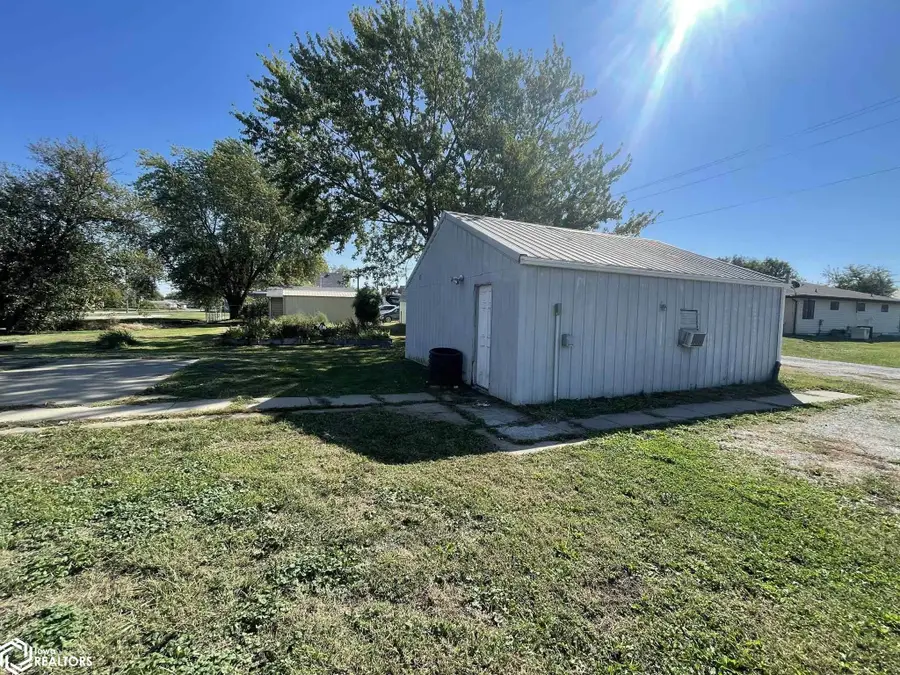 516 W Lee Street, Seymour, IA 52590 - Image #2