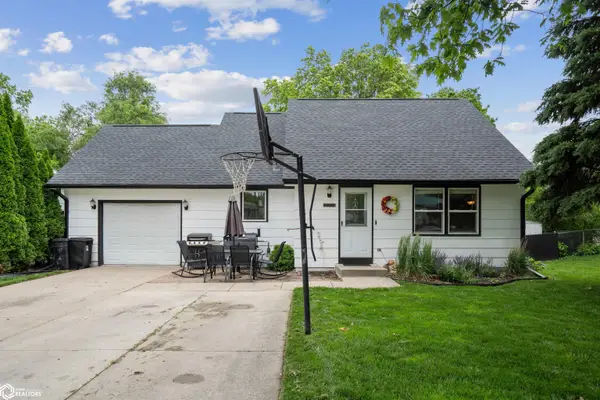 1230 S 9th Avenue E, Newton, IA 50208