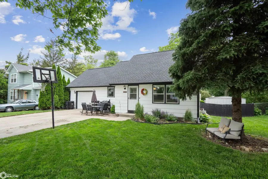 1230 S 9th Avenue E, Newton, IA 50208 - Image #2