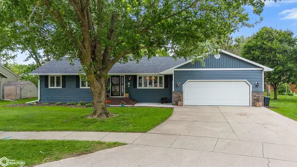 8 Williamsburg Cir, Mason City, IA 50401