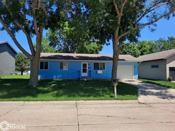 816 W 12th Ave N, Clear Lake, IA 50428