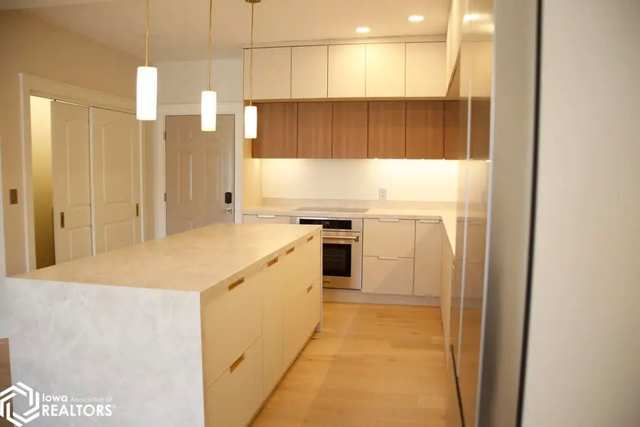 51 E Broadway #205 #205, Fairfield, IA 52556 - Image #2